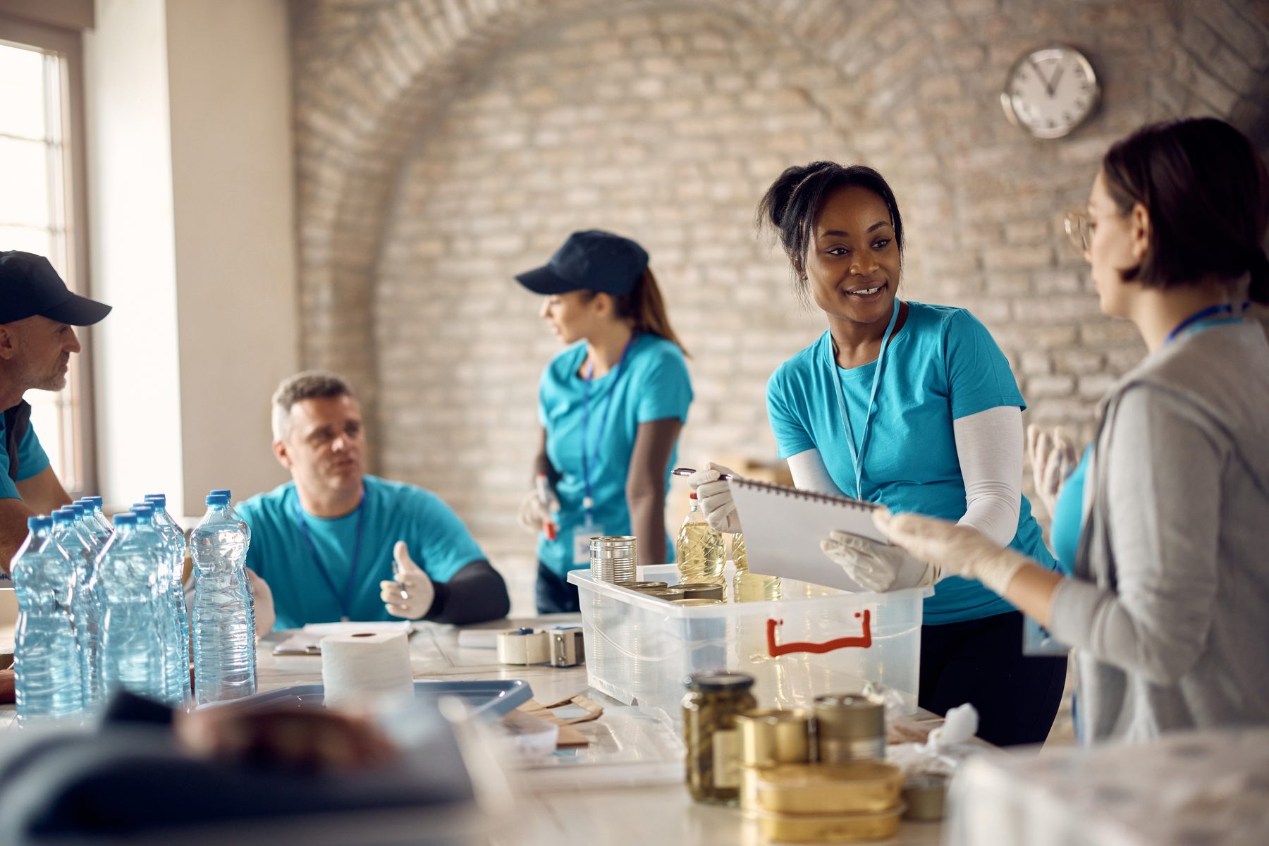Membres du bureau d'une association réunis autour d'une table de travail